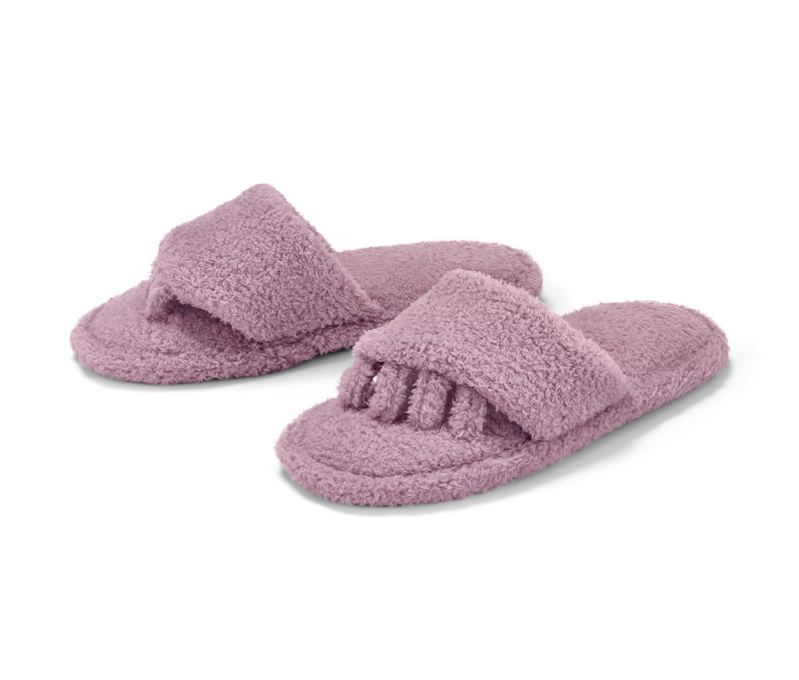 Dva froté pantofle pro lakování nehtů a relaxaci fialové barvy.