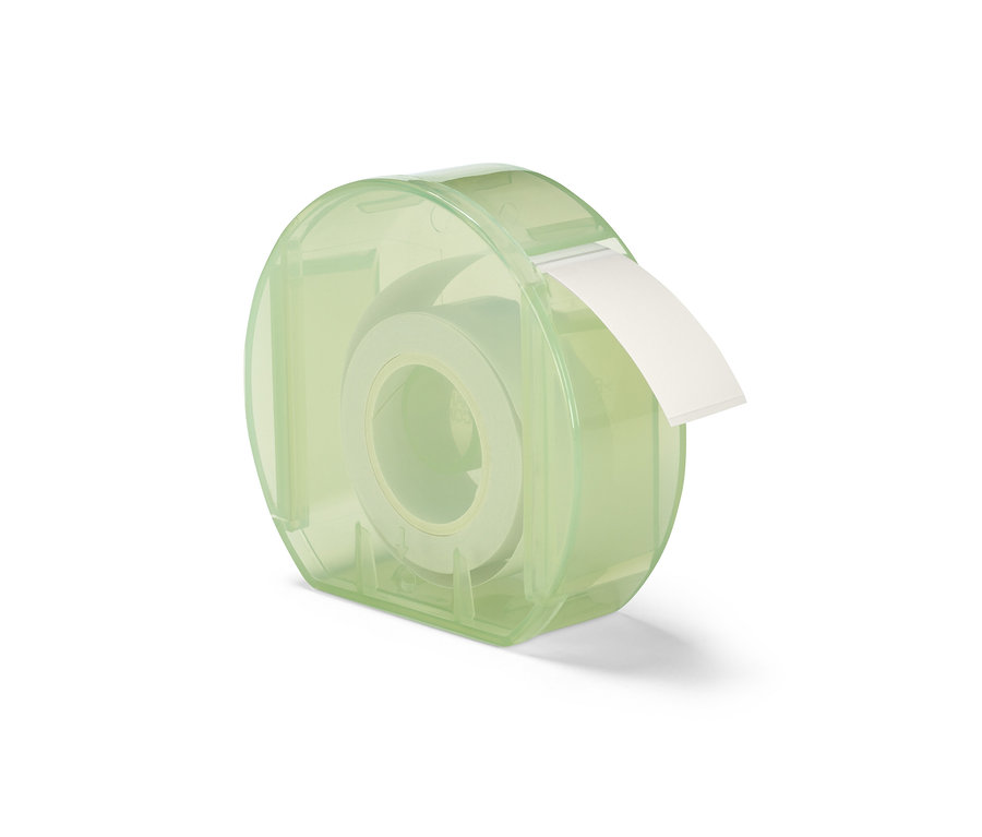 Průhledný zelený zásobník na etikety s rolí bílých etiket.