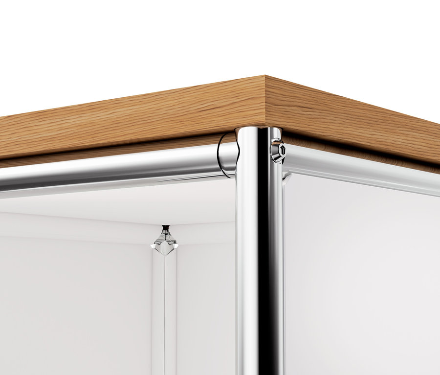 Detail úzké bílé kovové komody »CN3« s dřevěnou deskou a kovovými nohami.