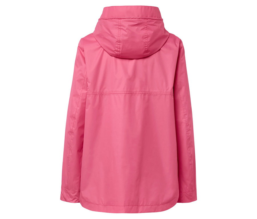 Růžová bunda s kapucí zezadu.