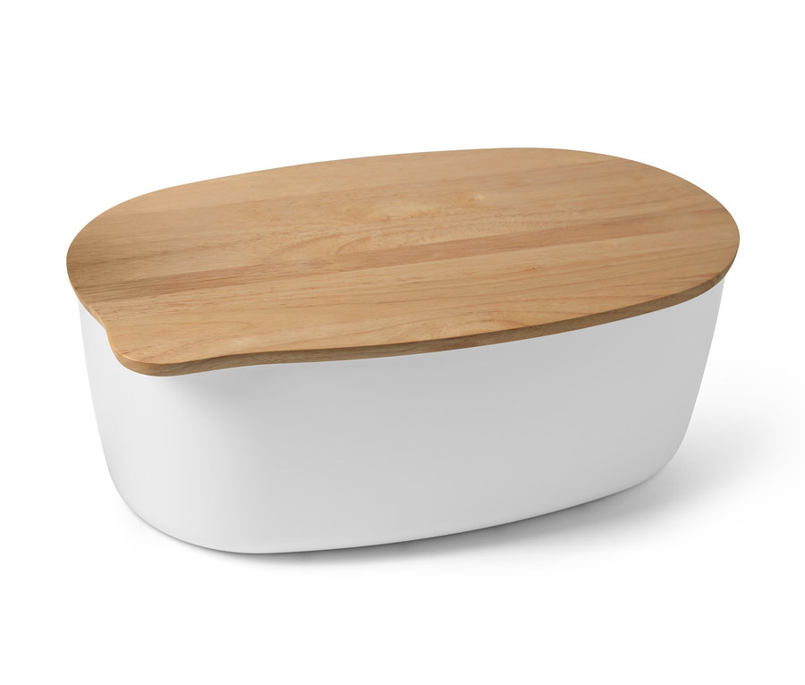 Bílý chlebník s dřevěným krájecím prkénkem. 