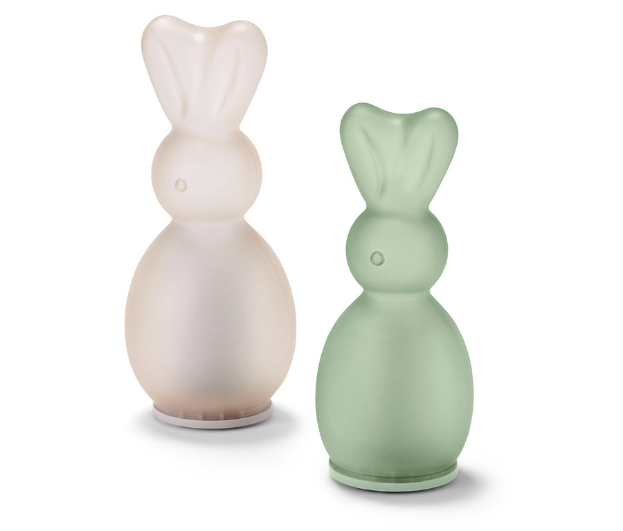 Dva dekorativní zajíčci stojí vedle sebe.