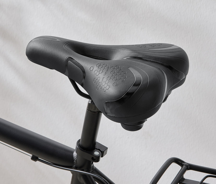 Detailní záběr na černé sedlo kola se vzorem šestiúhelníků na sedadle.