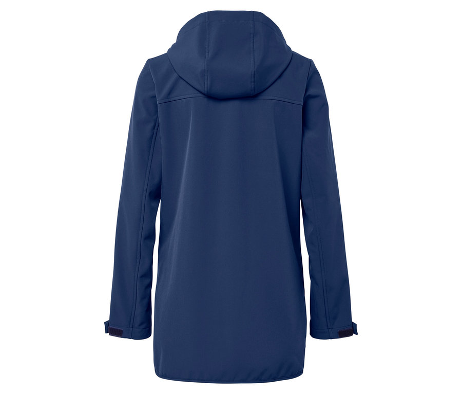 Zadní pohled na tmavě modrou softshellovou bundu s kapucí.