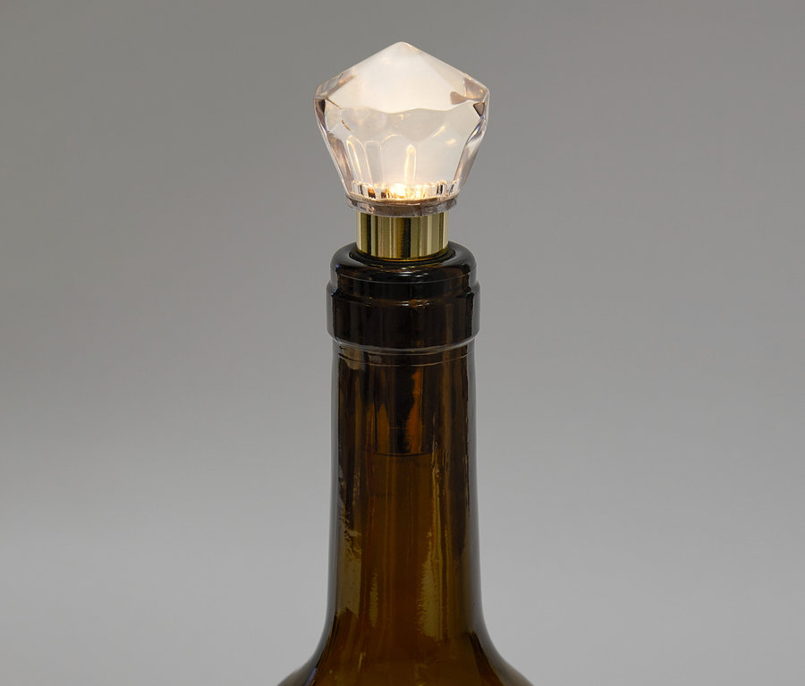 Hnědá láhev s křišťálovým uzávěrem.