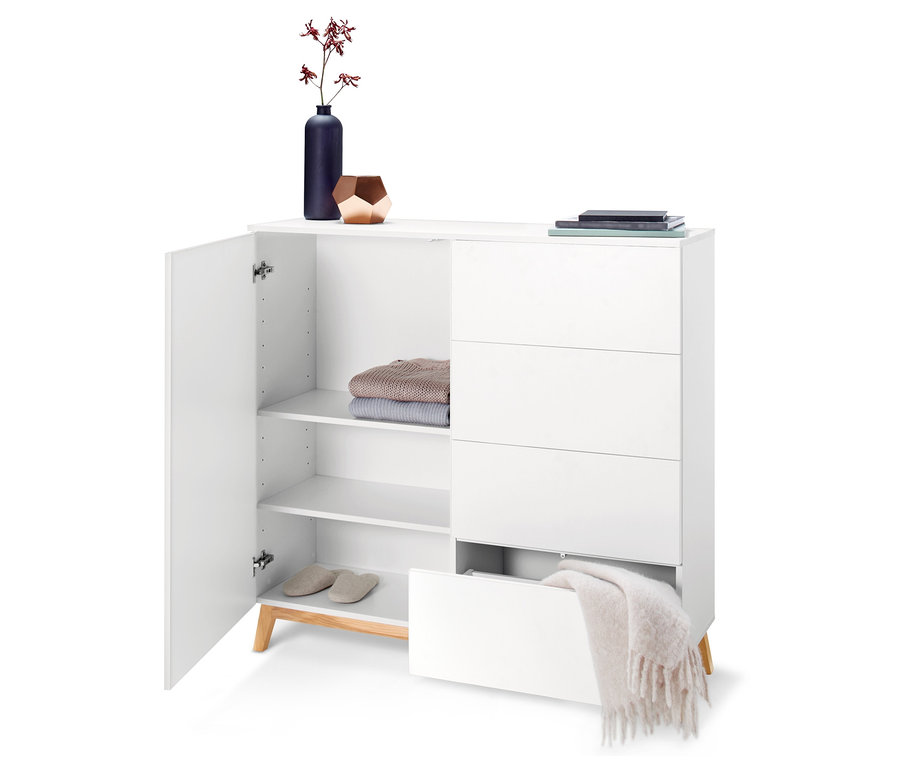 Otevřená bílá komoda s policemi, oblečením, pantoflemi a zásuvkami.