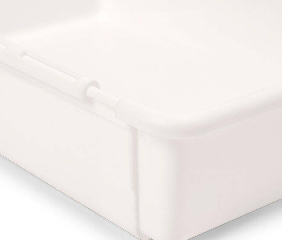 Detail rohu bílého plastového úložného boxu.