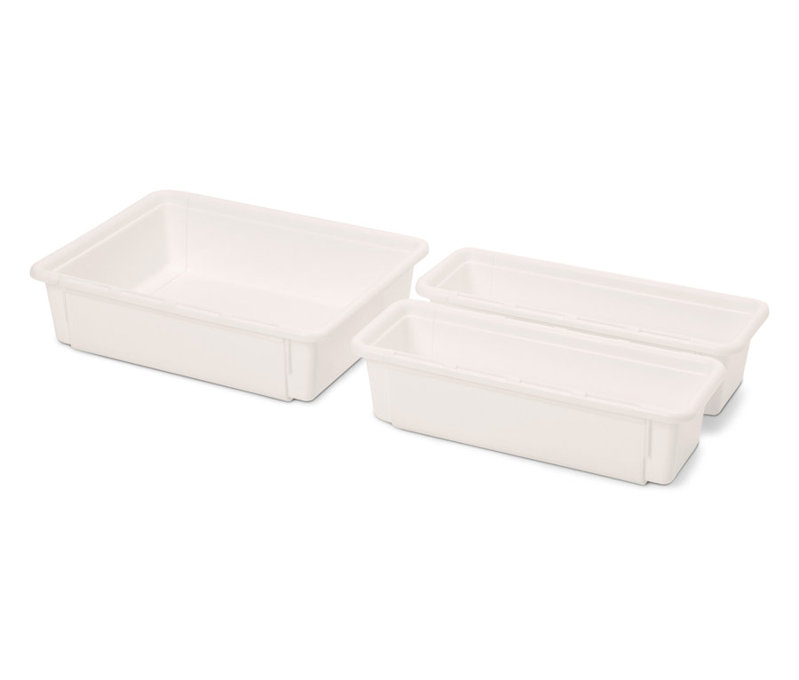 Tři bílé plastové vaničky různých velikostí.