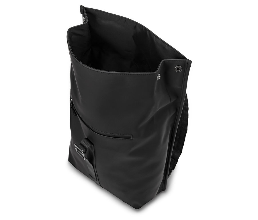 Otevřený černý batoh s vnější kapsou.