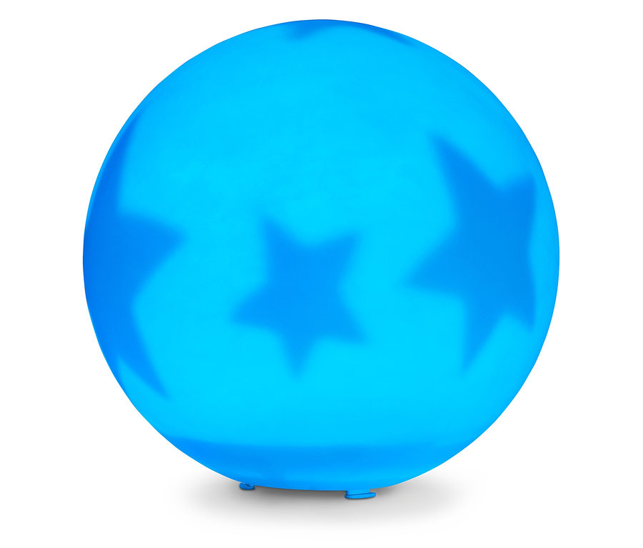 Modrá noční lampa ve tvaru koule s hvězdami na bílém pozadí.