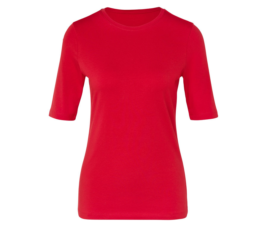 Červené tričko s krátkými rukávy.