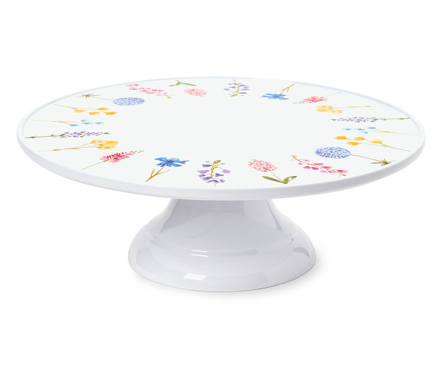 Bílý stojan na dort s květinovým vzorem.