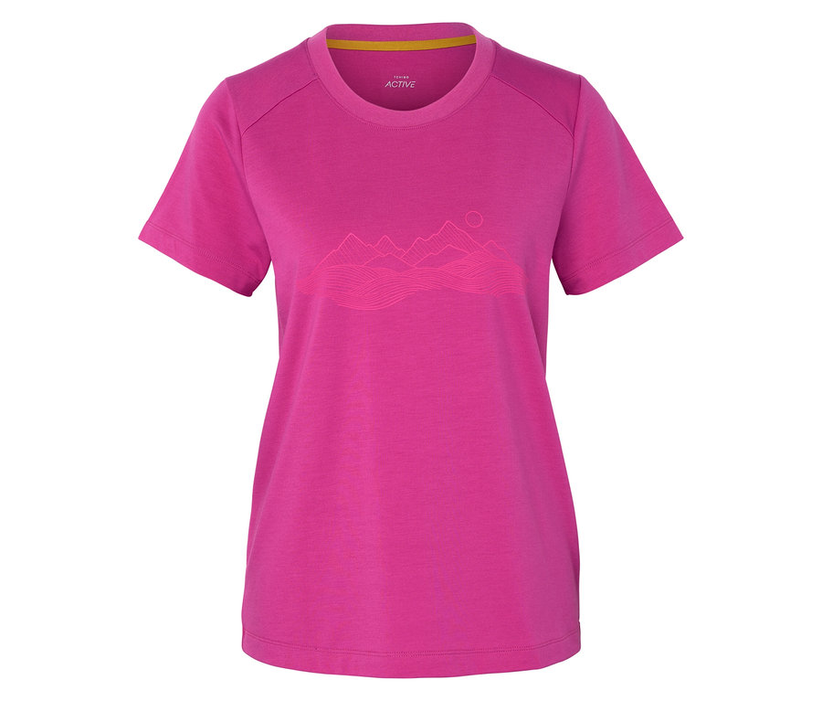 Růžové tričko s motivem hor na bílém pozadí.