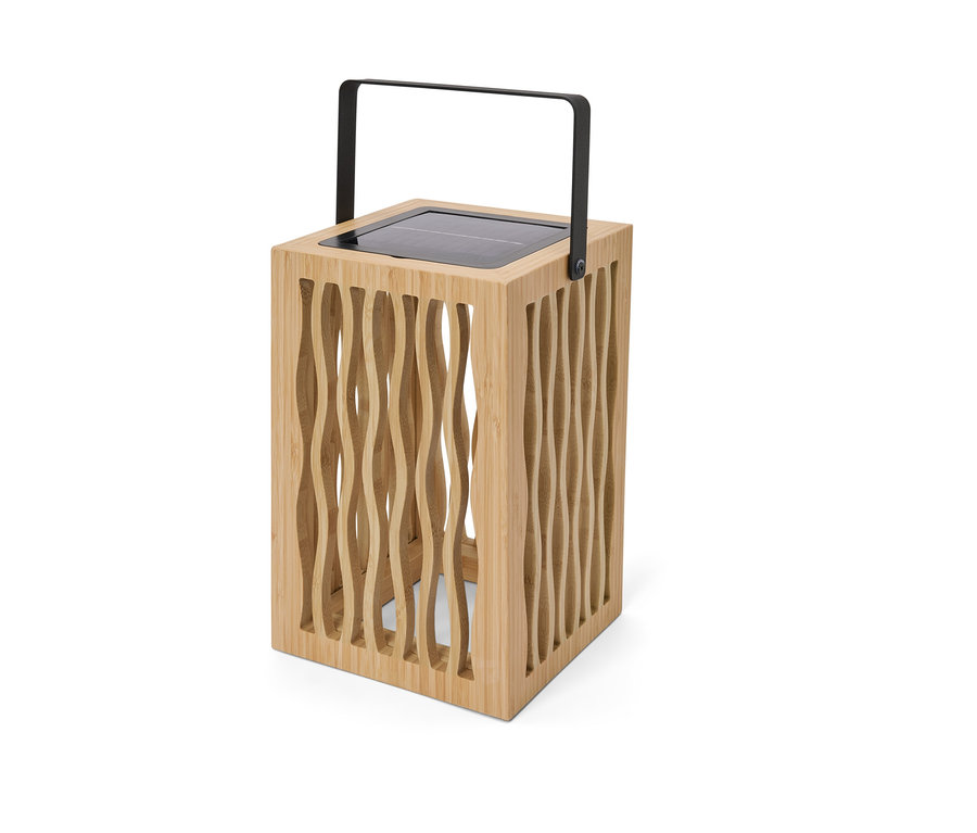 Solární lucerna s černou rukojetí a dřevěným rámem.