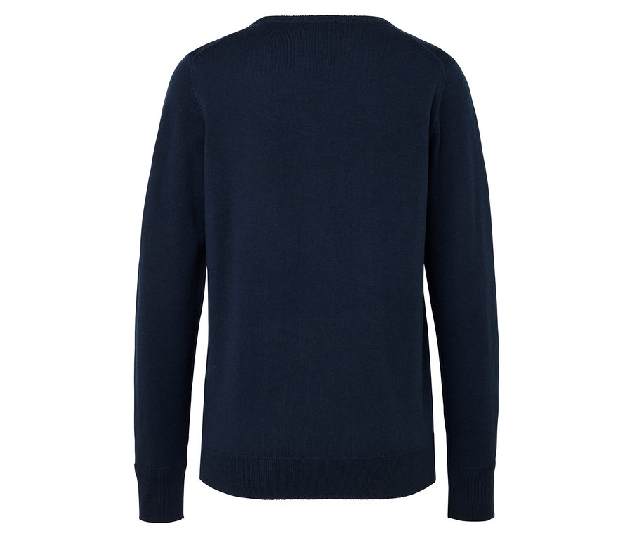 Tmavě modrý pletený svetr s dlouhými rukávy.