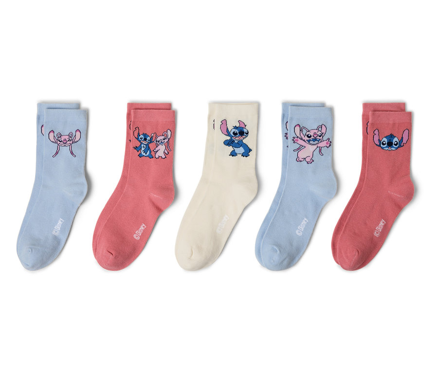 Pět párů ponožek leží vedle sebe, každé s různými motivy Stitch v růžové, modré a béžové barvě.