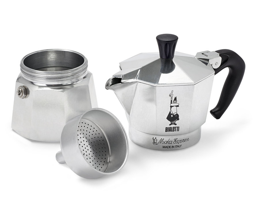 Stříbrný rozložený kávovar na espresso značky Bialetti stojí na bílém pozadí.