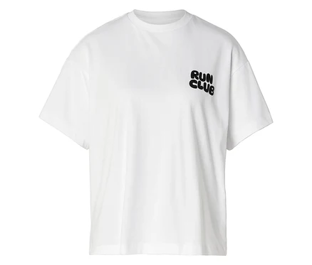 Bílé sportovní tričko s krátkým rukávem a černým nápisem "RUN CLUB" na hrudi.