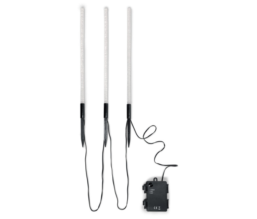 Tři zahradní LED lampy s černým kabelem a baterií na bílém pozadí.