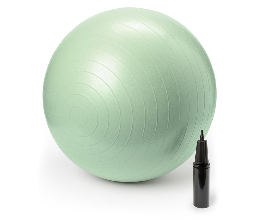 Světle zelený gymnastický míč stojí vedle černé ruční pumpy.