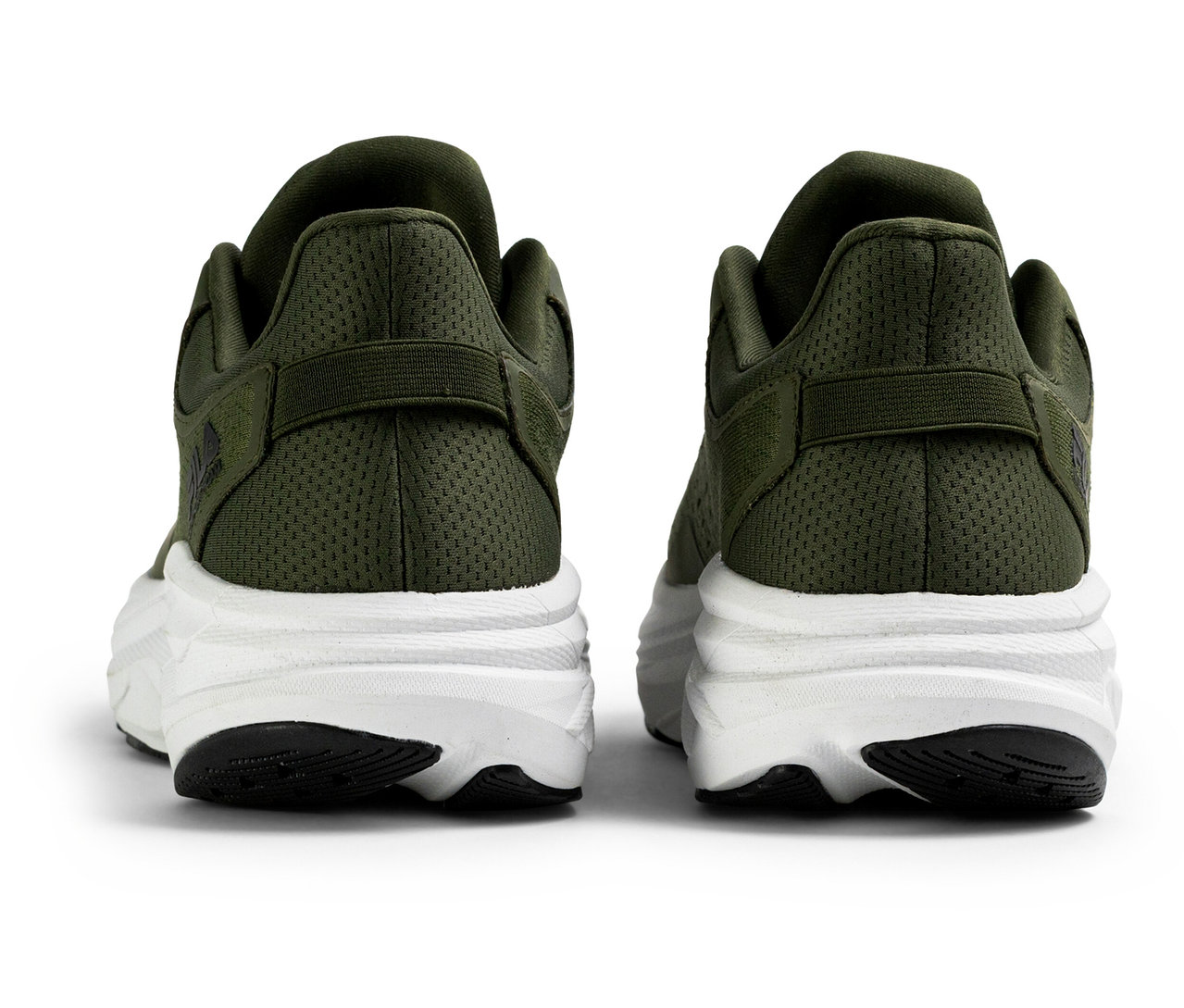 Pohled zezadu na dvoje pánské tenisky FILA Retron v barvě beetle-white.