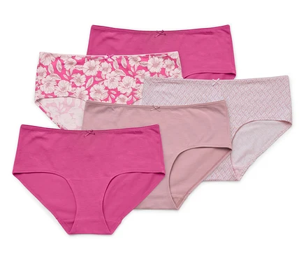 Detailní záběr pěti kalhotek v různých odstínech růžové a s různými květinovými vzory naskládaných na sobě na bílém pozadí.