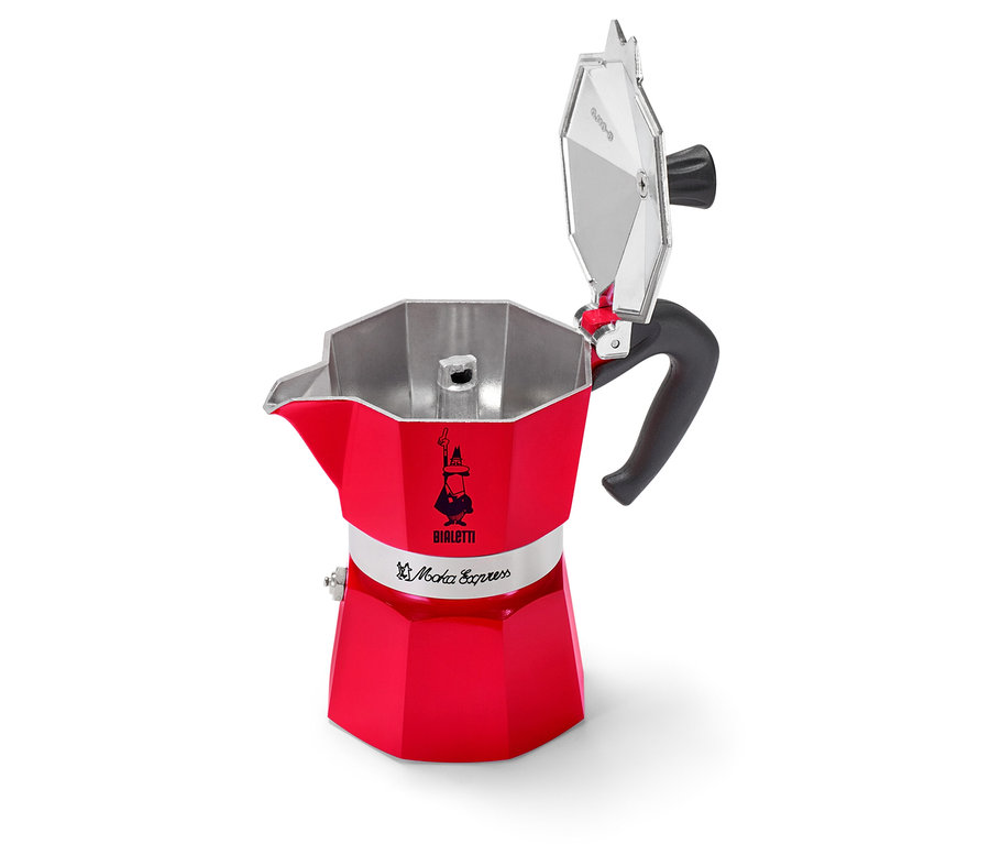 Otevřený, červený kávovar Bialetti stojí na bílém pozadí.