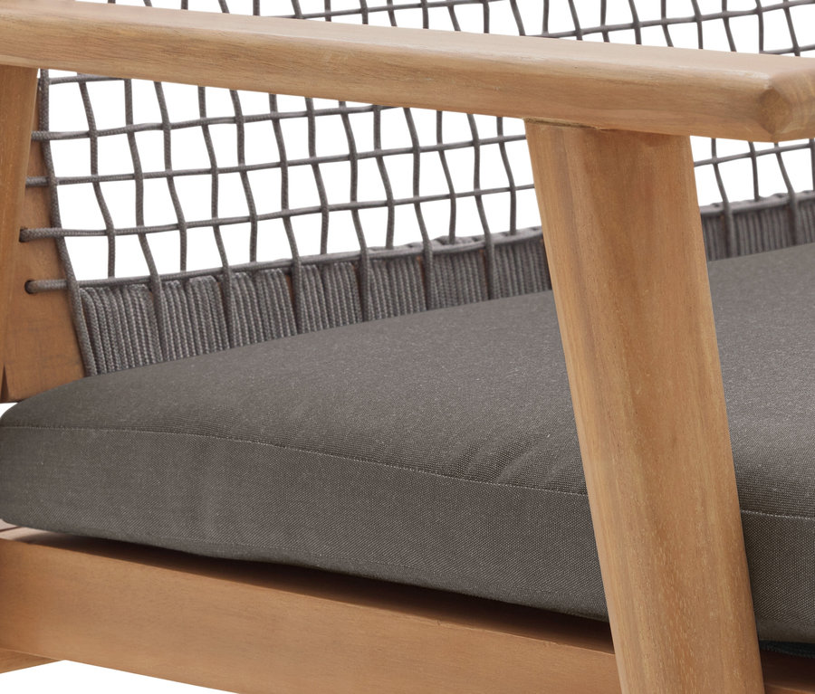 Detailní záběr židle s dřevěným rámem, šedým provázkovým výpletem a šedým polštářem.
