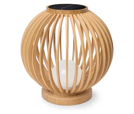 Kulovitá solární lampa z bambusu stojí na bílém pozadí.