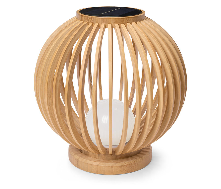 Kulovitá solární lampa z bambusu stojí na bílém pozadí.