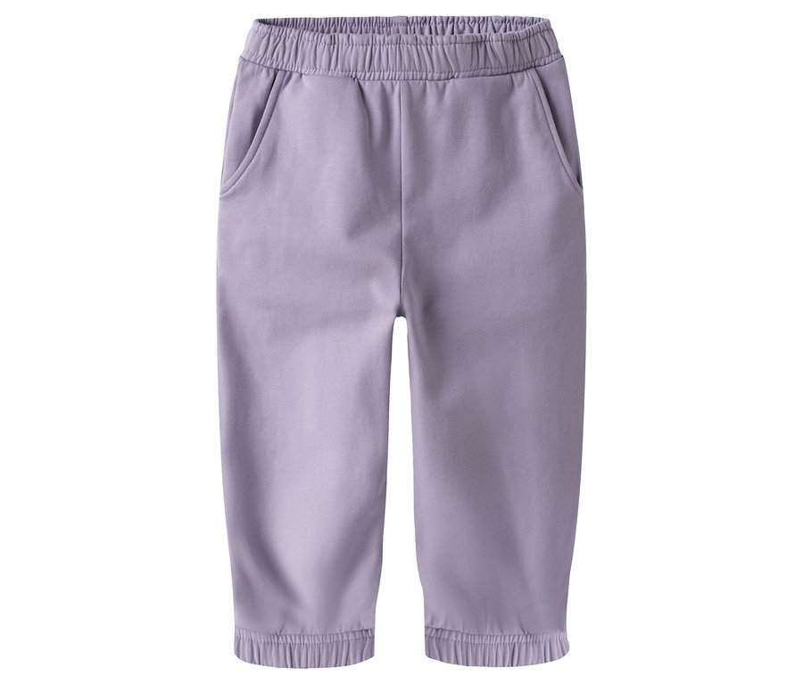 Fialové tepláky NAME IT leží na bílém pozadí.