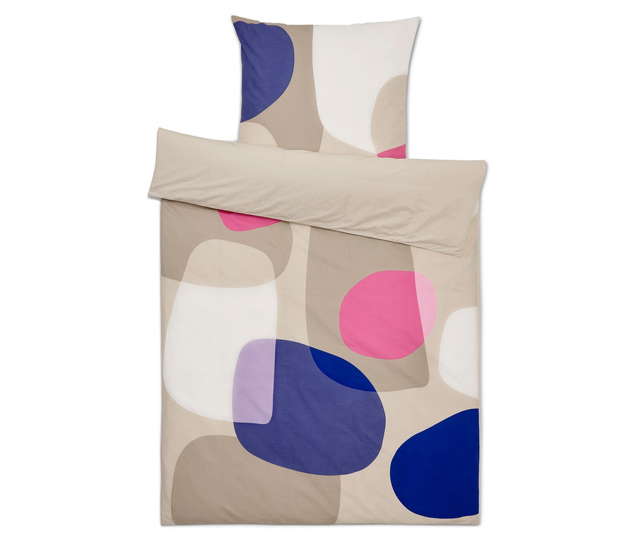 Sada ložního prádla s abstraktním vzorem kruhů a tvarů v modré, růžové, fialové, bílé a béžové barvě.