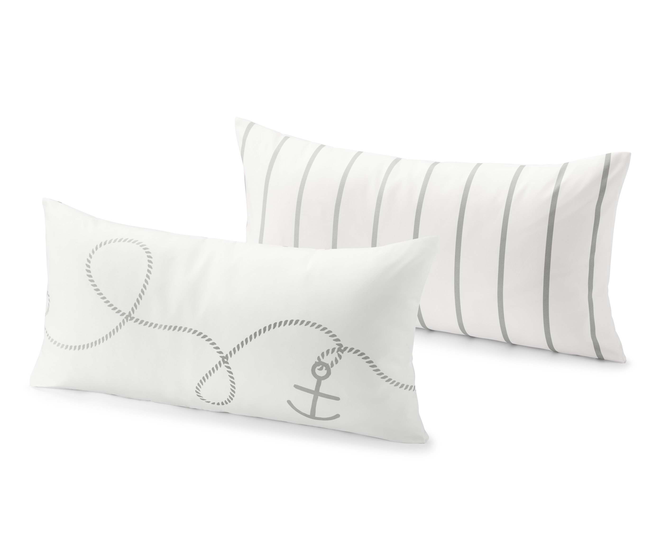 Dva bílé povlaky na polštáře s různými vzory.