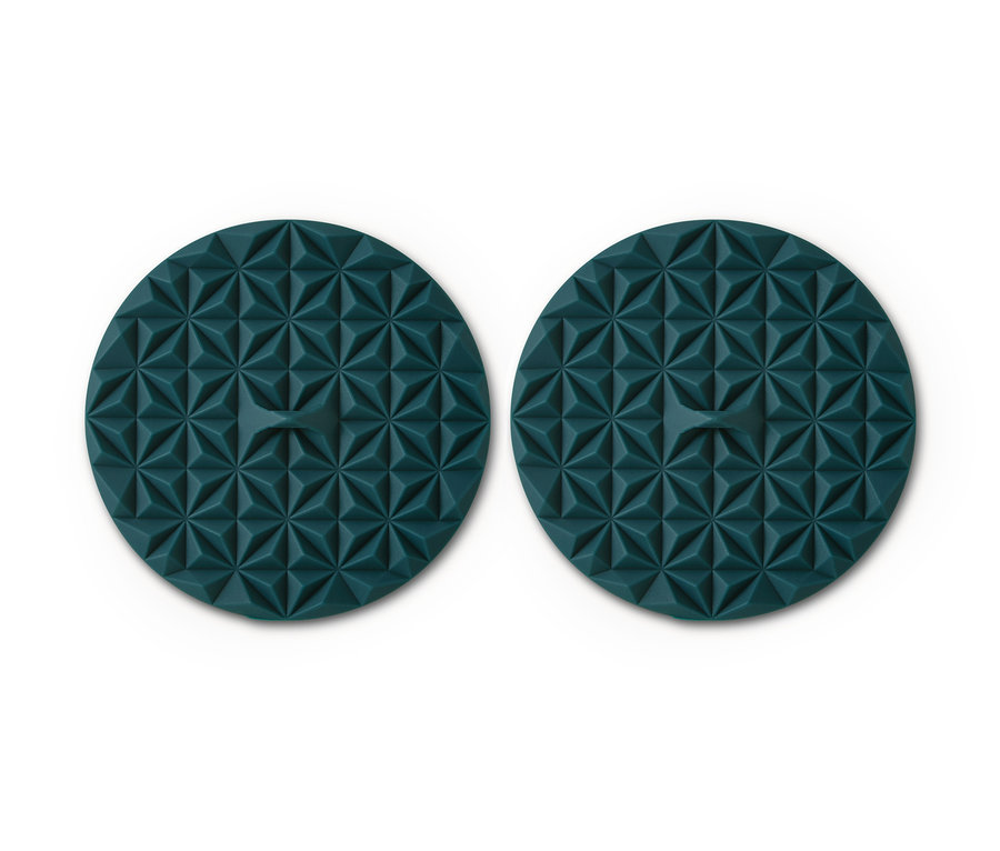 Dvě malé silikonové pokličky s geometrickým vzorem.