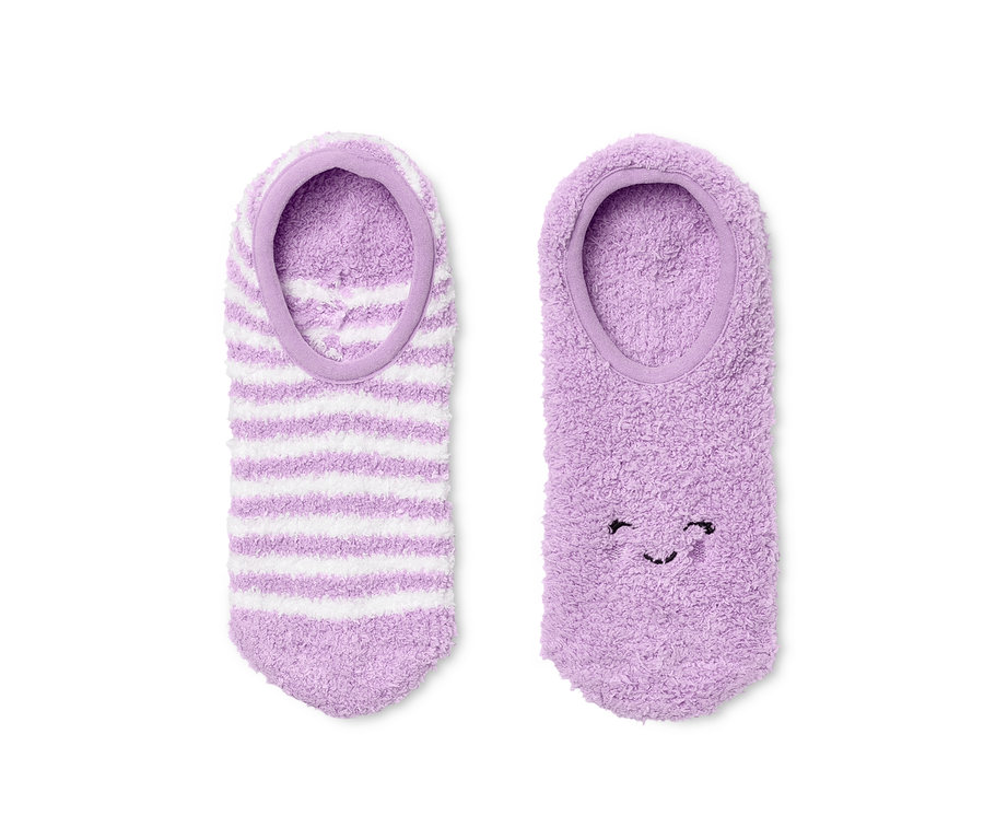 Dva páry ponožkových papučí: jedny fialovo-bílé pruhované, druhé fialové s obličejem.