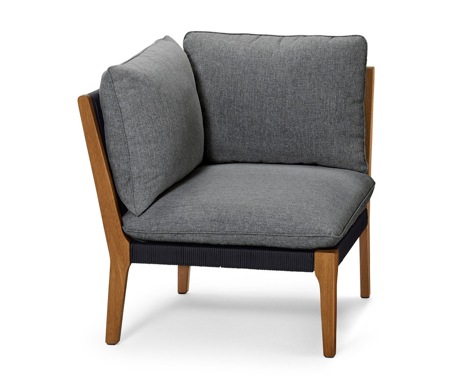 Rohový díl lounge nábytku se šedými polštáři a dřevěným rámem.