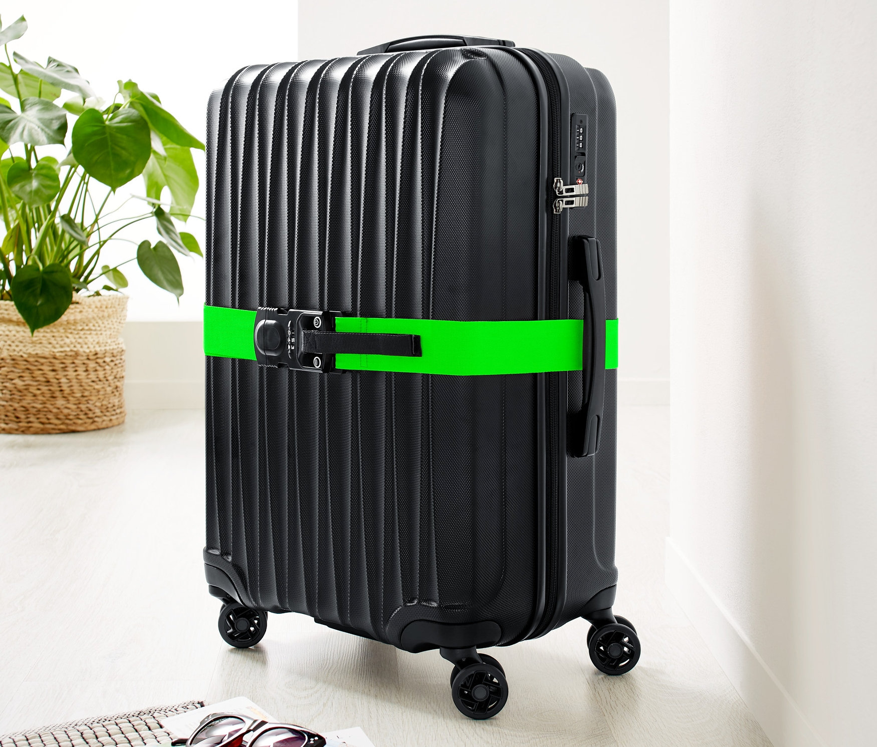 Černý kufr s popruhem na kufr 3 v 1.