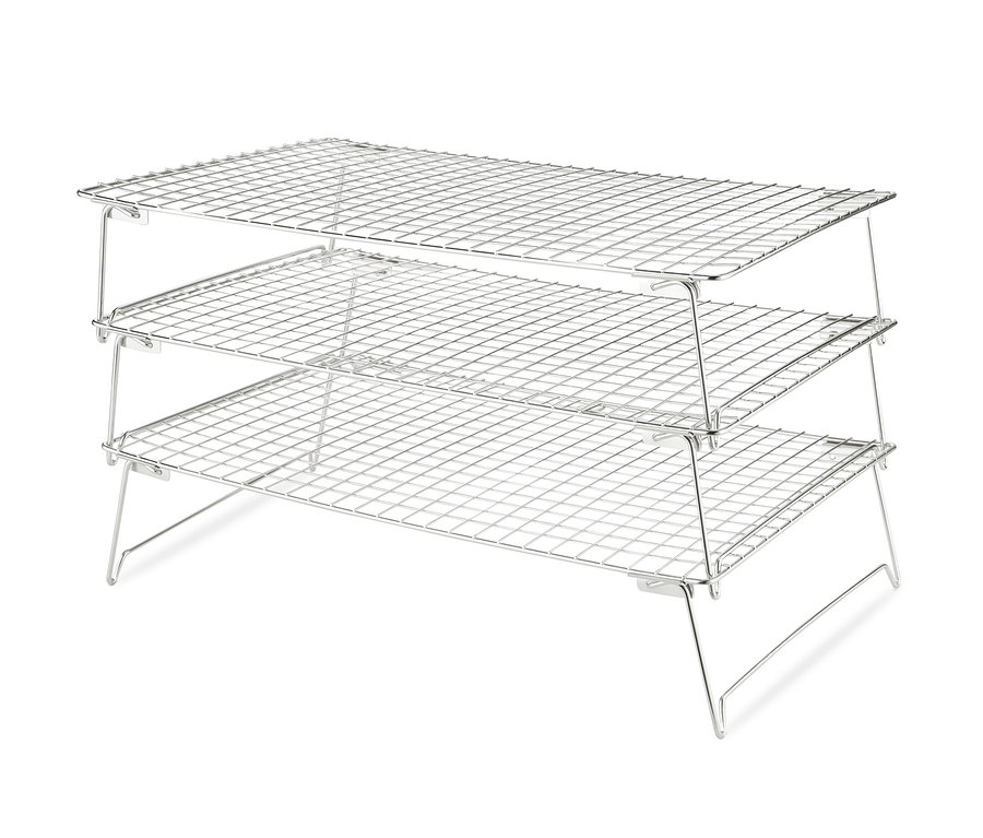 Stříbrná třípatrová chladicí mřížka na bílém pozadí.