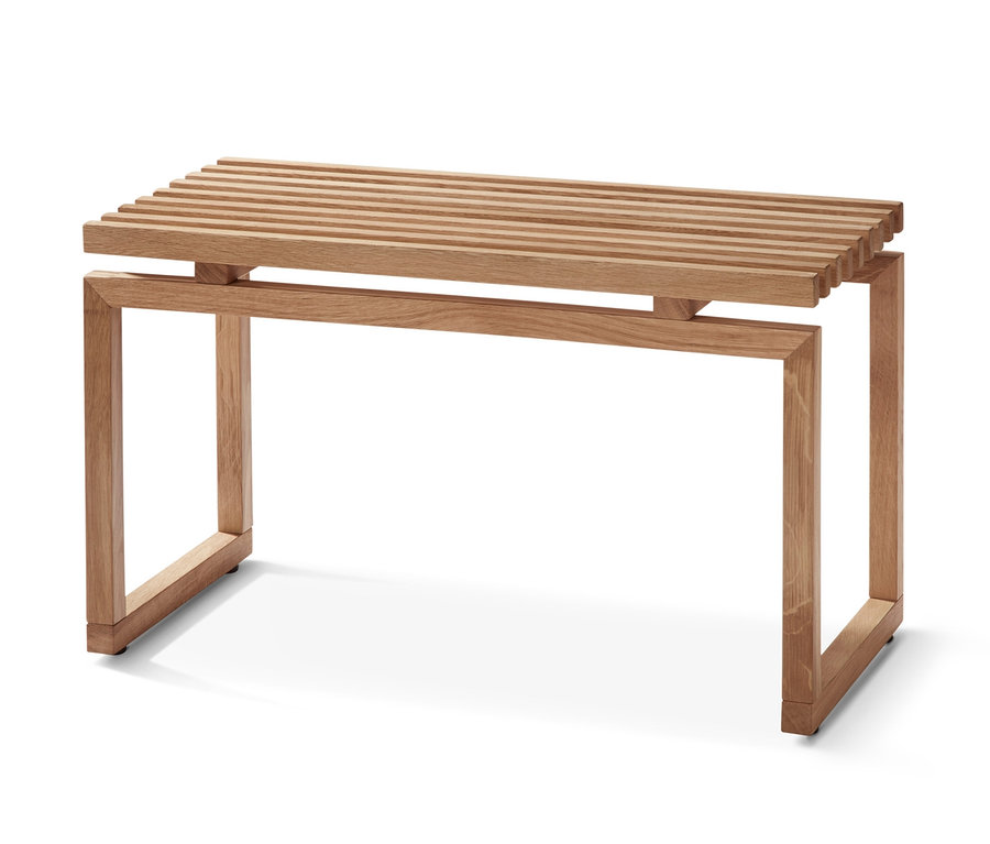 Dřevěná lavice s lamelovým sedákem.