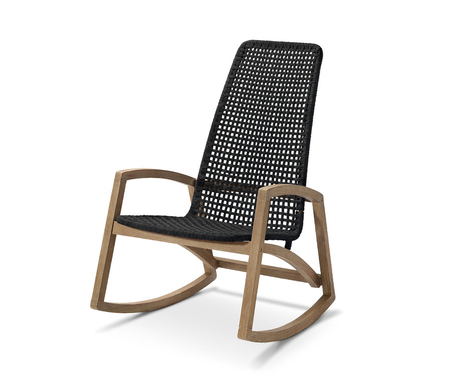 Detailní záběr zahradního houpacího křesla s textilním výpletem a světlým dřevěným rámem na bílém pozadí.