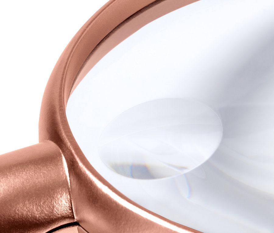 Detailní záběr čtecí lupy s LED osvětlením s bronzovým rámem.