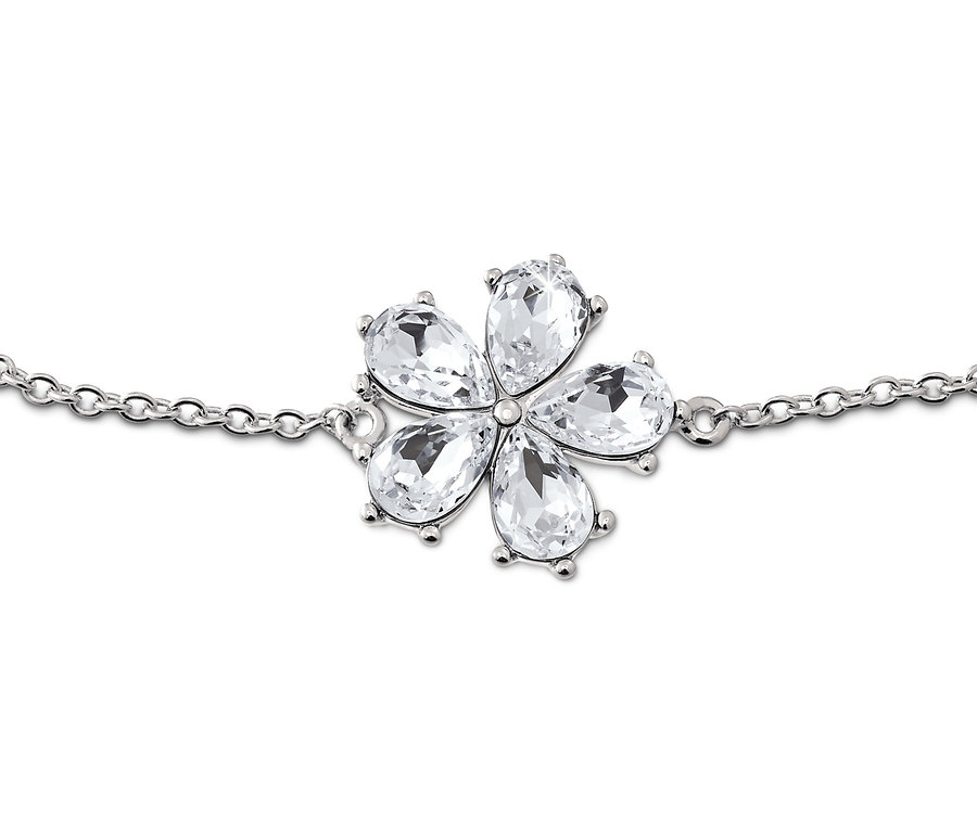 Detail stříbrného náramku s rhodiovaným povrchem a květem ze skleněných kamínků.