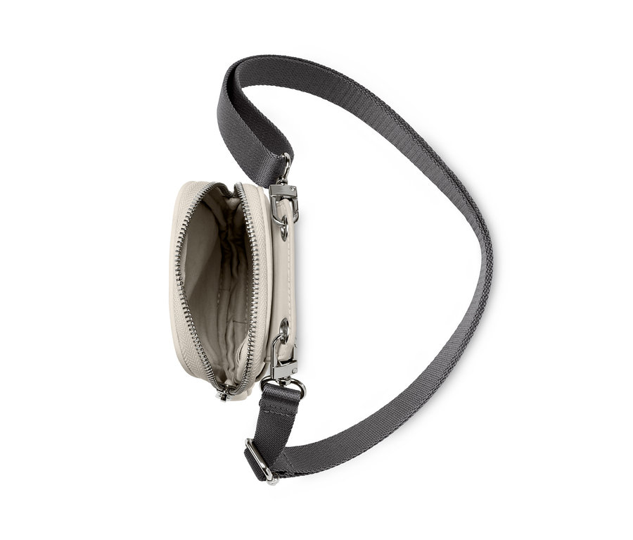Otevřená mini kabelka s šedým popruhem.