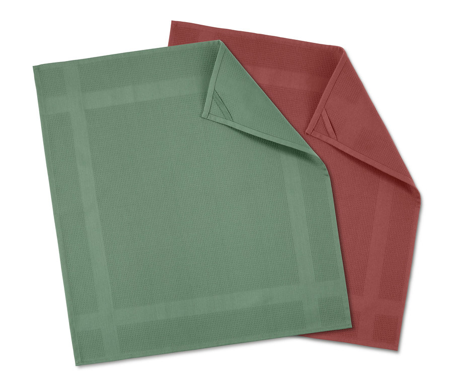 Dva kuchyňské ručníky, jeden zelený a jeden bordó, leží složené na sobě.