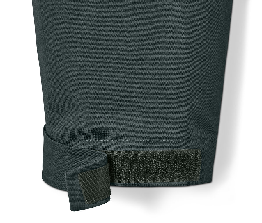 Detail rukávu outdoorové bundy s nastavitelným páskem na suchý zip.