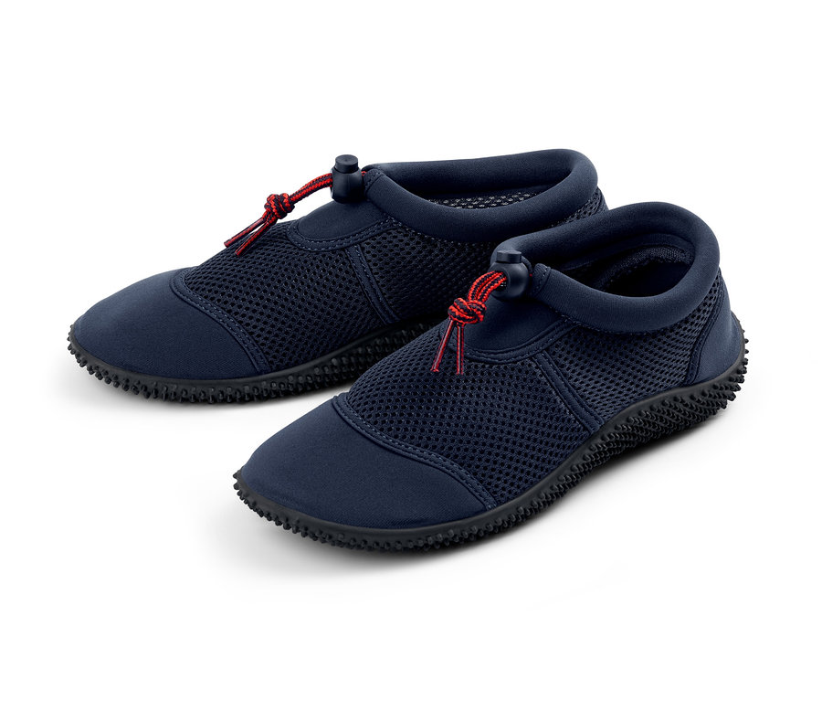 Dvě boty do vody na bílém pozadí.