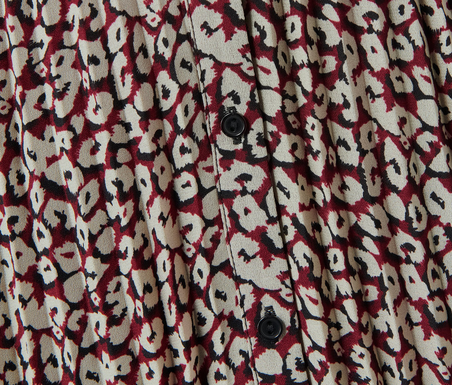 Detail vzorovaných maxišat s knoflíky.