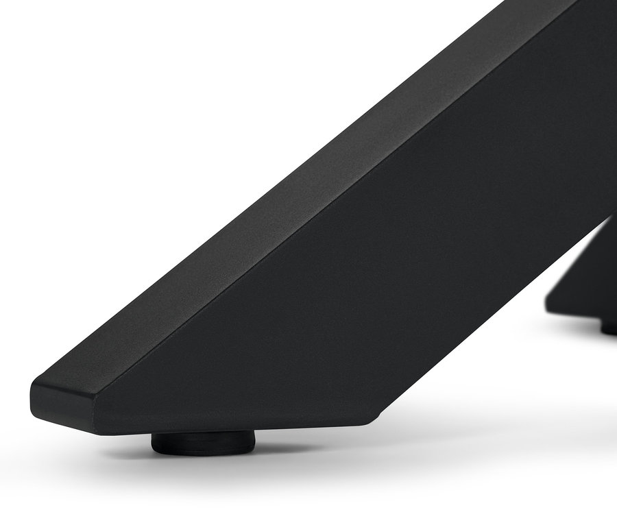 Detail moderní nohy teakového jídelního stolu ve tvaru X.