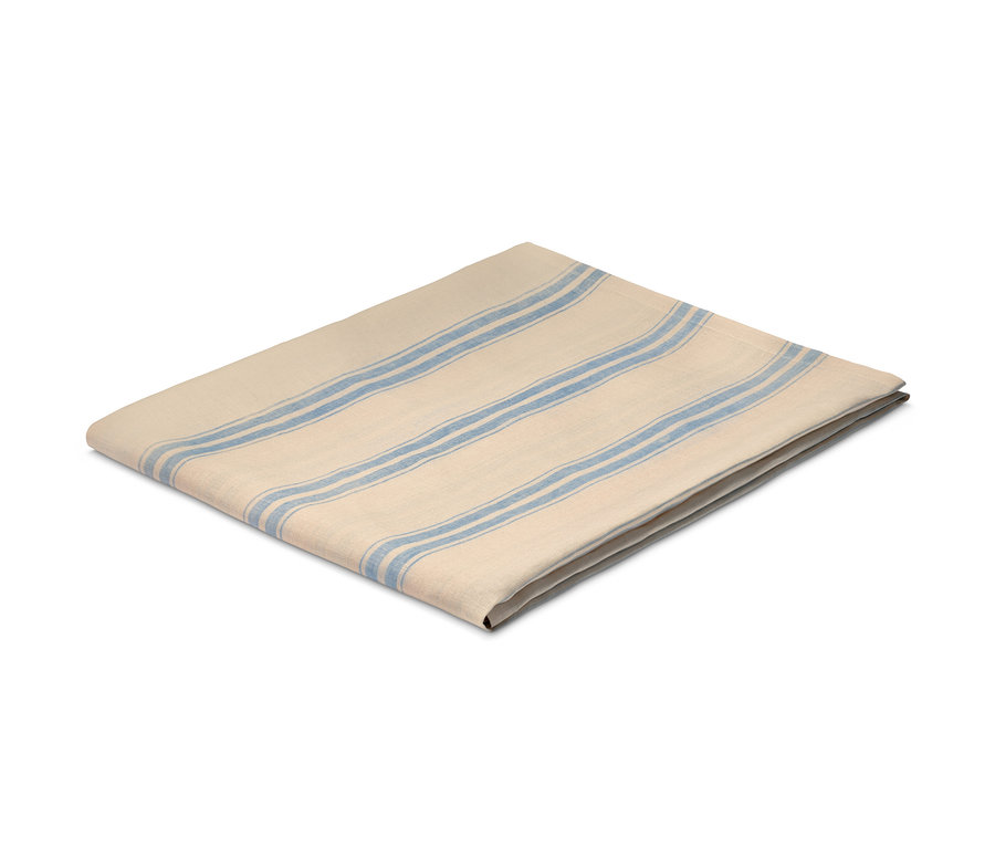 Složený lněný ubrus s modrými proužky.