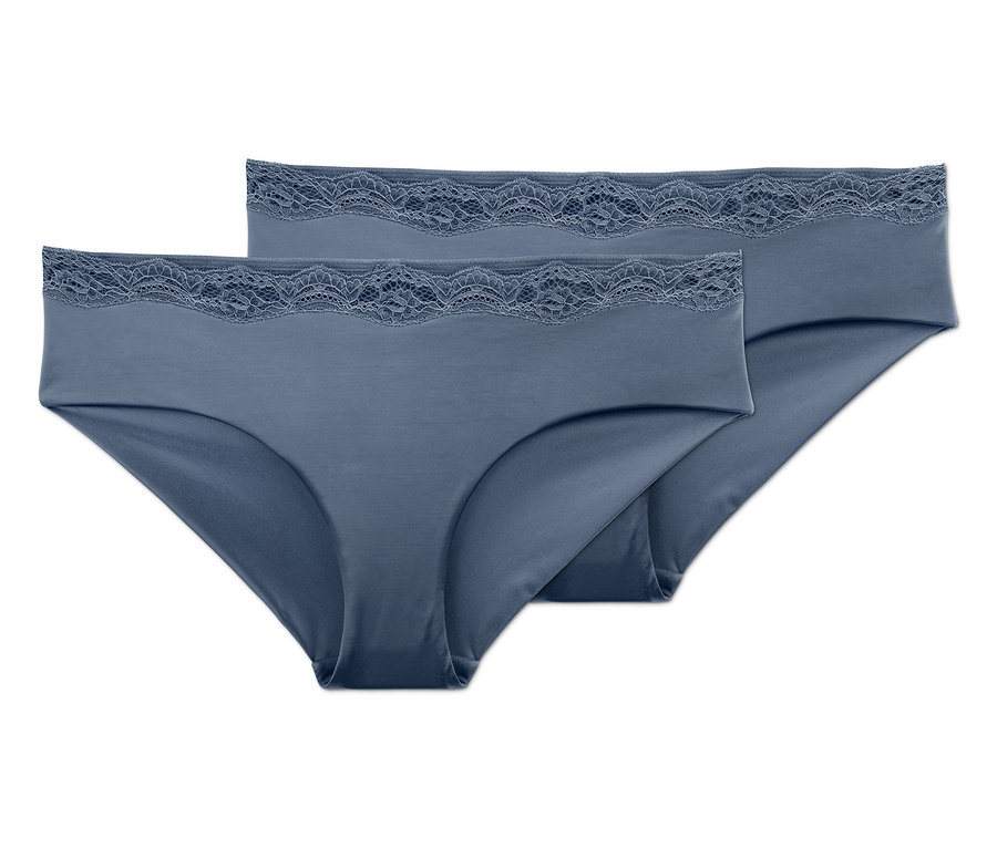 Dvoje modré kalhotky hipster s krajkou leží na sobě.